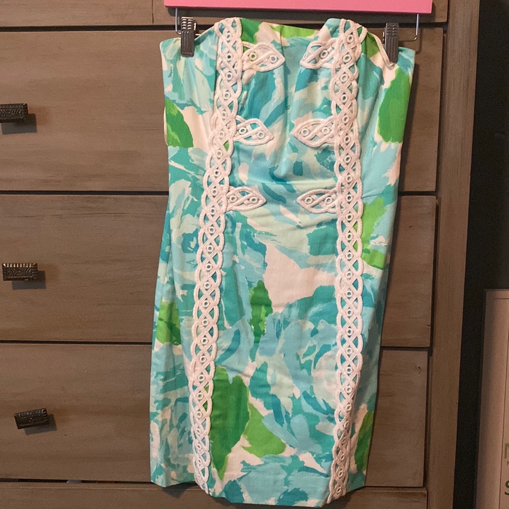 Lilly Pulitzer. Size 2. Worn once. Perfect condition strapless